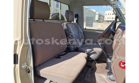 Nunua Imported Toyota Land Cruiser Beige Gari ndani ya Import - Dubai nchini Kati Kenya Nunua Imported Toyota Land Cruiser Beige Gari ndani ya Import - Dubai nchini Kati Kenya