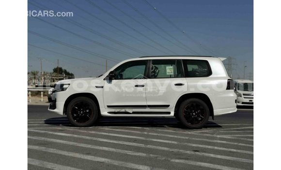 Buy Import Toyota Land Cruiser White Car in Import - Dubai in Central Kenya Buy Import Toyota Land Cruiser White Car in Import - Dubai in Central Kenya