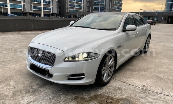 Oofamaa Jaguar XJ White Makiinaa iti Mombasa keessatti Coastal Kenya keessatti