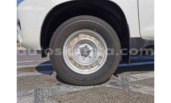 Nunua Imported Toyota Prado Nyeupe Gari ndani ya Import - Dubai nchini Kati Kenya Nunua Imported Toyota Prado Nyeupe Gari ndani ya Import - Dubai nchini Kati Kenya