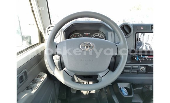 Imported Toyota Land Cruiser White Makiinaa iti Import - Dubai keessatti Central Kenya keessatti Imported Toyota Land Cruiser White Makiinaa iti Import - Dubai keessatti Central Kenya keessatti