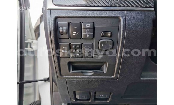 Nunua Imported Toyota Land Cruiser Nyeupe Gari ndani ya Import - Dubai nchini Kati Kenya Nunua Imported Toyota Land Cruiser Nyeupe Gari ndani ya Import - Dubai nchini Kati Kenya