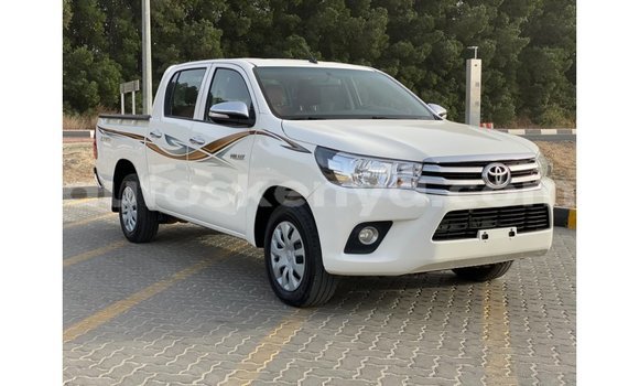 Imported Toyota Hilux White Makiinaa iti Import - Dubai keessatti Central Kenya keessatti