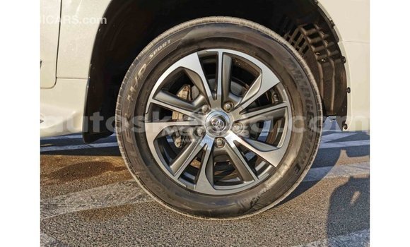 Imported Toyota Land Cruiser White Makiinaa iti Import - Dubai keessatti Central Kenya keessatti Imported Toyota Land Cruiser White Makiinaa iti Import - Dubai keessatti Central Kenya keessatti