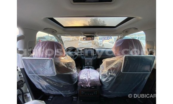 Nunua Imported Toyota Land Cruiser Nyeupe Gari ndani ya Import - Dubai nchini Kati Kenya Nunua Imported Toyota Land Cruiser Nyeupe Gari ndani ya Import - Dubai nchini Kati Kenya