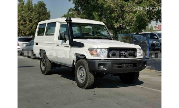 Nunua Imported Toyota Land Cruiser Nyeupe Gari ndani ya Import - Dubai nchini Kati Kenya Nunua Imported Toyota Land Cruiser Nyeupe Gari ndani ya Import - Dubai nchini Kati Kenya