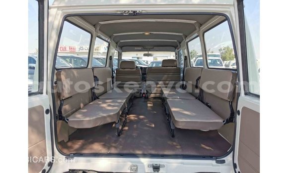 Nunua Imported Toyota Land Cruiser Nyeupe Gari ndani ya Import - Dubai nchini Kati Kenya Nunua Imported Toyota Land Cruiser Nyeupe Gari ndani ya Import - Dubai nchini Kati Kenya