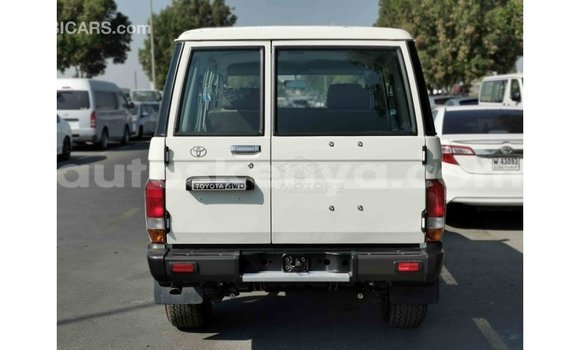 Buy Import Toyota Land Cruiser White Car in Import - Dubai in Central Kenya Buy Import Toyota Land Cruiser White Car in Import - Dubai in Central Kenya