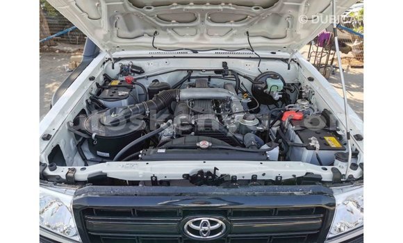 Buy Import Toyota Land Cruiser White Car in Import - Dubai in Central Kenya Buy Import Toyota Land Cruiser White Car in Import - Dubai in Central Kenya