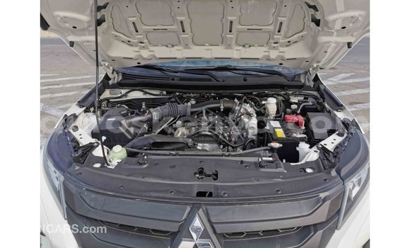 Imported Mitsubishi L200 White Makiinaa iti Import - Dubai keessatti Central Kenya keessatti Imported Mitsubishi L200 White Makiinaa iti Import - Dubai keessatti Central Kenya keessatti