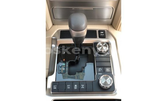 Imported Toyota Land Cruiser White Makiinaa iti Import - Dubai keessatti Central Kenya keessatti Imported Toyota Land Cruiser White Makiinaa iti Import - Dubai keessatti Central Kenya keessatti