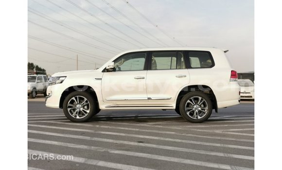 Buy Import Toyota Land Cruiser White Car in Import - Dubai in Central Kenya Buy Import Toyota Land Cruiser White Car in Import - Dubai in Central Kenya