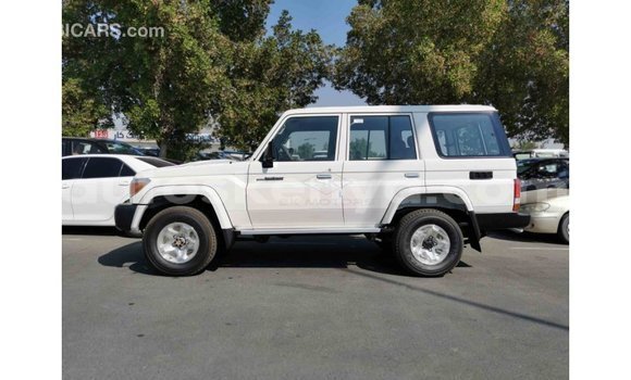 Buy Import Toyota Land Cruiser White Car in Import - Dubai in Central Kenya Buy Import Toyota Land Cruiser White Car in Import - Dubai in Central Kenya