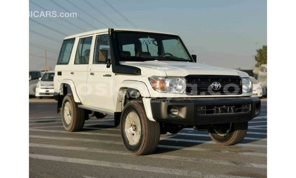 Imported Toyota Land Cruiser White Makiinaa iti Import - Dubai keessatti Central Kenya keessatti Imported Toyota Land Cruiser White Makiinaa iti Import - Dubai keessatti Central Kenya keessatti