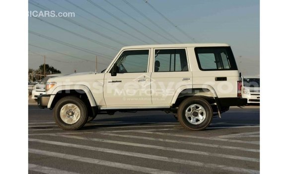 Imported Toyota Land Cruiser White Makiinaa iti Import - Dubai keessatti Central Kenya keessatti Imported Toyota Land Cruiser White Makiinaa iti Import - Dubai keessatti Central Kenya keessatti