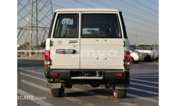 Imported Toyota Land Cruiser White Makiinaa iti Import - Dubai keessatti Central Kenya keessatti Imported Toyota Land Cruiser White Makiinaa iti Import - Dubai keessatti Central Kenya keessatti