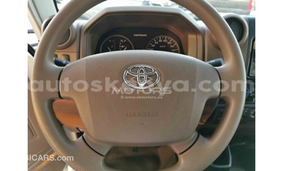 Imported Toyota Land Cruiser White Makiinaa iti Import - Dubai keessatti Central Kenya keessatti Imported Toyota Land Cruiser White Makiinaa iti Import - Dubai keessatti Central Kenya keessatti
