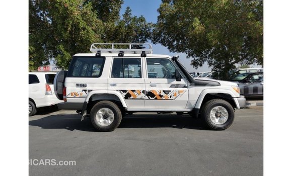Buy Import Toyota Land Cruiser White Car in Import - Dubai in Central Kenya Buy Import Toyota Land Cruiser White Car in Import - Dubai in Central Kenya