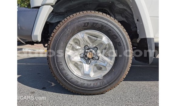 Buy Import Toyota Land Cruiser White Car in Import - Dubai in Central Kenya Buy Import Toyota Land Cruiser White Car in Import - Dubai in Central Kenya