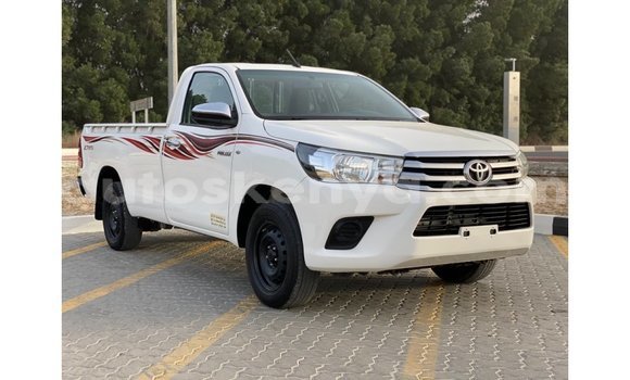 Nunua Imported Toyota Hilux Nyeupe Gari ndani ya Import - Dubai nchini Kati Kenya