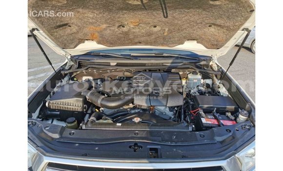 Imported Toyota Land Cruiser White Makiinaa iti Import - Dubai keessatti Central Kenya keessatti Imported Toyota Land Cruiser White Makiinaa iti Import - Dubai keessatti Central Kenya keessatti