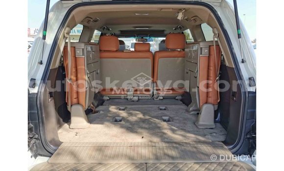 Imported Toyota Land Cruiser White Makiinaa iti Import - Dubai keessatti Central Kenya keessatti Imported Toyota Land Cruiser White Makiinaa iti Import - Dubai keessatti Central Kenya keessatti