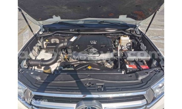 Nunua Imported Toyota Land Cruiser Nyeupe Gari ndani ya Import - Dubai nchini Kati Kenya Nunua Imported Toyota Land Cruiser Nyeupe Gari ndani ya Import - Dubai nchini Kati Kenya