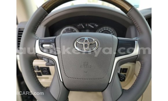 Buy Import Toyota Land Cruiser White Car in Import - Dubai in Central Kenya Buy Import Toyota Land Cruiser White Car in Import - Dubai in Central Kenya