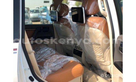 Nunua Imported Toyota Land Cruiser Nyeupe Gari ndani ya Import - Dubai nchini Kati Kenya Nunua Imported Toyota Land Cruiser Nyeupe Gari ndani ya Import - Dubai nchini Kati Kenya