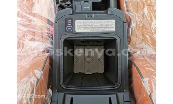 Imported Toyota Prado White Makiinaa iti Import - Dubai keessatti Central Kenya keessatti Imported Toyota Prado White Makiinaa iti Import - Dubai keessatti Central Kenya keessatti