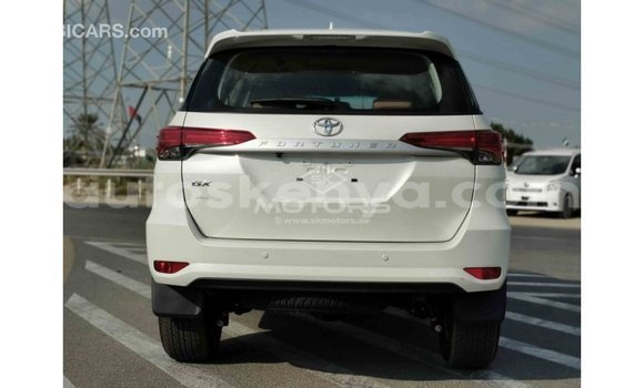 Nunua Imported Toyota Fortuner Nyeupe Gari ndani ya Import - Dubai nchini Kati Kenya Nunua Imported Toyota Fortuner Nyeupe Gari ndani ya Import - Dubai nchini Kati Kenya