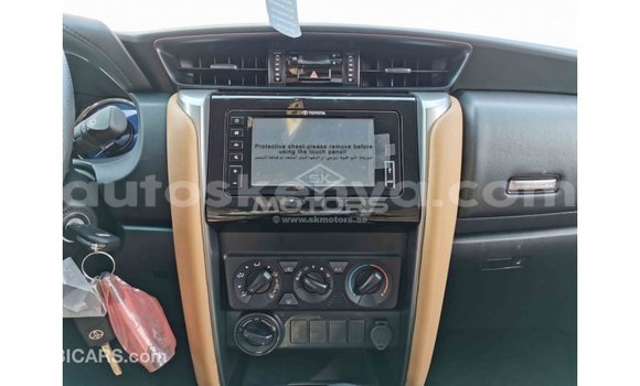 Nunua Imported Toyota Fortuner Nyeupe Gari ndani ya Import - Dubai nchini Kati Kenya Nunua Imported Toyota Fortuner Nyeupe Gari ndani ya Import - Dubai nchini Kati Kenya