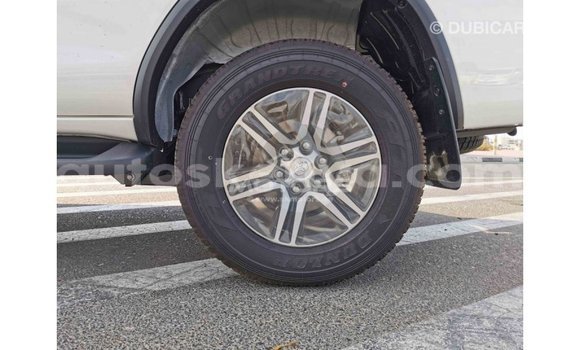 Nunua Imported Toyota Fortuner Nyeupe Gari ndani ya Import - Dubai nchini Kati Kenya Nunua Imported Toyota Fortuner Nyeupe Gari ndani ya Import - Dubai nchini Kati Kenya