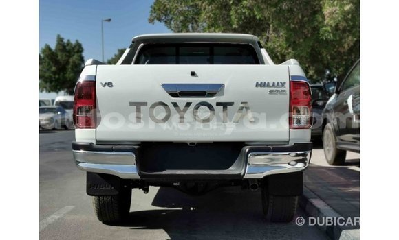 Imported Toyota Hilux White Makiinaa iti Import - Dubai keessatti Central Kenya keessatti Imported Toyota Hilux White Makiinaa iti Import - Dubai keessatti Central Kenya keessatti