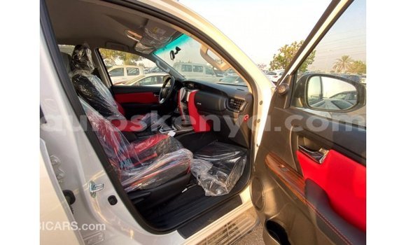 Nunua Imported Toyota Fortuner Nyeupe Gari ndani ya Import - Dubai nchini Kati Kenya Nunua Imported Toyota Fortuner Nyeupe Gari ndani ya Import - Dubai nchini Kati Kenya