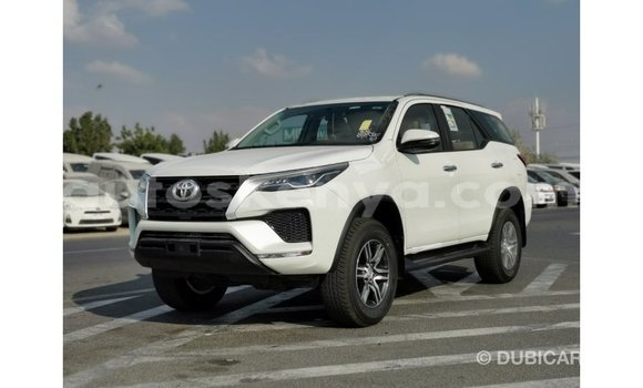 Nunua Imported Toyota Fortuner Nyeupe Gari ndani ya Import - Dubai nchini Kati Kenya Nunua Imported Toyota Fortuner Nyeupe Gari ndani ya Import - Dubai nchini Kati Kenya