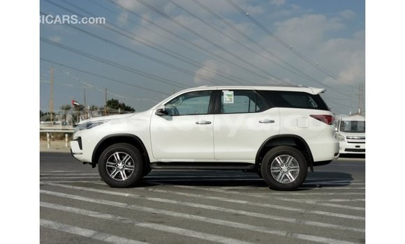Nunua Imported Toyota Fortuner Nyeupe Gari ndani ya Import - Dubai nchini Kati Kenya Nunua Imported Toyota Fortuner Nyeupe Gari ndani ya Import - Dubai nchini Kati Kenya