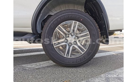 Nunua Imported Toyota Fortuner Nyeupe Gari ndani ya Import - Dubai nchini Kati Kenya Nunua Imported Toyota Fortuner Nyeupe Gari ndani ya Import - Dubai nchini Kati Kenya