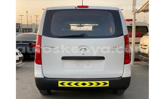 Buy Import Hyundai Chorus White Truck in Import - Dubai in Central Kenya Buy Import Hyundai Chorus White Truck in Import - Dubai in Central Kenya