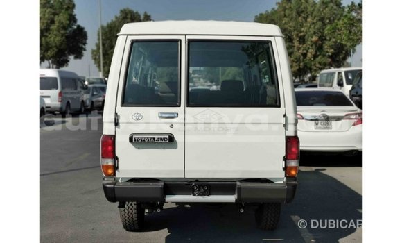 Imported Toyota Land Cruiser White Makiinaa iti Import - Dubai keessatti Central Kenya keessatti Imported Toyota Land Cruiser White Makiinaa iti Import - Dubai keessatti Central Kenya keessatti
