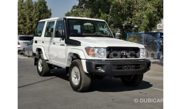 Imported Toyota Land Cruiser White Makiinaa iti Import - Dubai keessatti Central Kenya keessatti Imported Toyota Land Cruiser White Makiinaa iti Import - Dubai keessatti Central Kenya keessatti