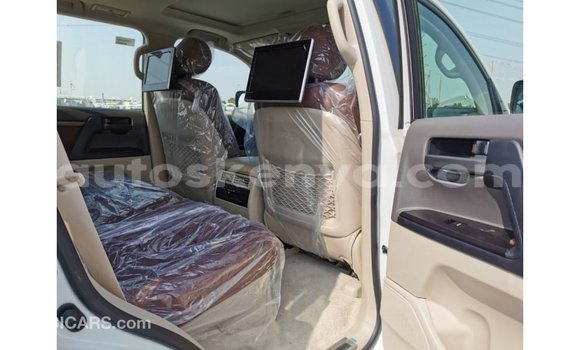 Nunua Imported Toyota Land Cruiser Nyeupe Gari ndani ya Import - Dubai nchini Kati Kenya Nunua Imported Toyota Land Cruiser Nyeupe Gari ndani ya Import - Dubai nchini Kati Kenya