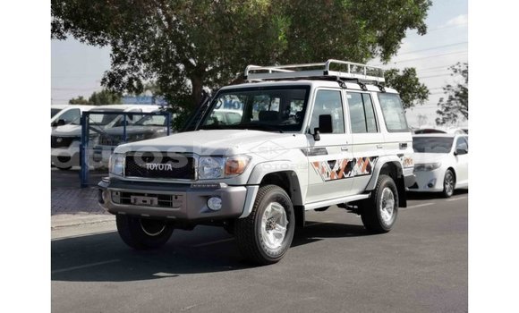 Buy Import Toyota Land Cruiser White Car in Import - Dubai in Central Kenya Buy Import Toyota Land Cruiser White Car in Import - Dubai in Central Kenya
