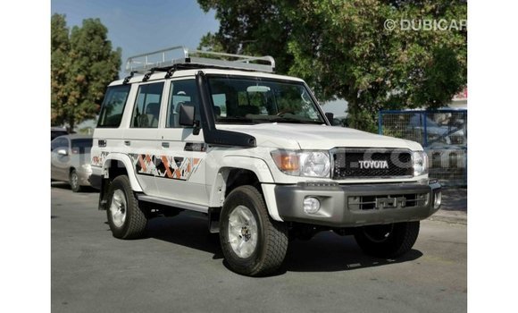 Buy Import Toyota Land Cruiser White Car in Import - Dubai in Central Kenya Buy Import Toyota Land Cruiser White Car in Import - Dubai in Central Kenya