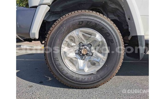 Buy Import Toyota Land Cruiser White Car in Import - Dubai in Central Kenya Buy Import Toyota Land Cruiser White Car in Import - Dubai in Central Kenya