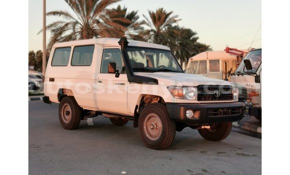 Buy Import Toyota Land Cruiser White Car in Import - Dubai in Central Kenya Buy Import Toyota Land Cruiser White Car in Import - Dubai in Central Kenya
