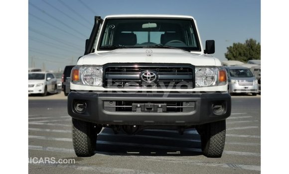 Imported Toyota Land Cruiser White Makiinaa iti Import - Dubai keessatti Central Kenya keessatti Imported Toyota Land Cruiser White Makiinaa iti Import - Dubai keessatti Central Kenya keessatti
