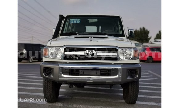 Nunua Imported Toyota Land Cruiser Nyeupe Gari ndani ya Import - Dubai nchini Kati Kenya Nunua Imported Toyota Land Cruiser Nyeupe Gari ndani ya Import - Dubai nchini Kati Kenya
