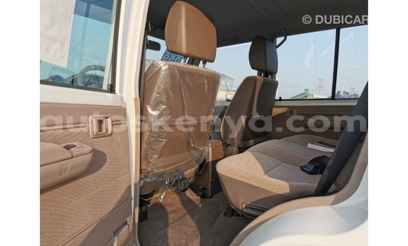 Nunua Imported Toyota Land Cruiser Nyeupe Gari ndani ya Import - Dubai nchini Kati Kenya Nunua Imported Toyota Land Cruiser Nyeupe Gari ndani ya Import - Dubai nchini Kati Kenya