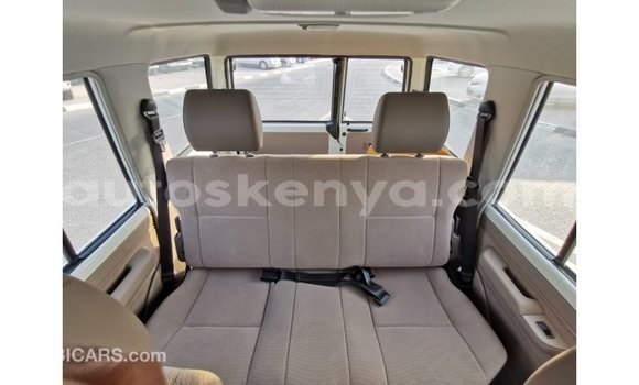 Nunua Imported Toyota Land Cruiser Nyeupe Gari ndani ya Import - Dubai nchini Kati Kenya Nunua Imported Toyota Land Cruiser Nyeupe Gari ndani ya Import - Dubai nchini Kati Kenya